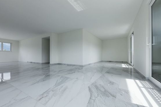 casa nueva vacía con suelo de mármol